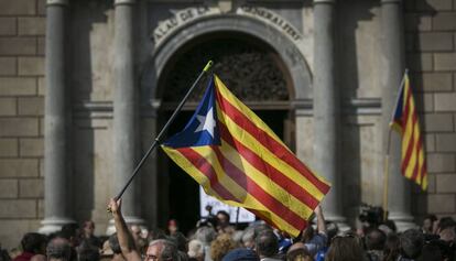 Manifestantes independentistas ante el Palau de la Generalitat.