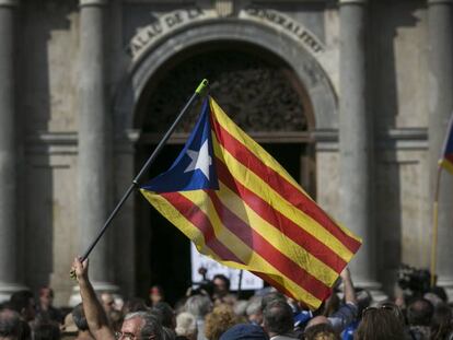 Manifestantes independentistas ante el Palau de la Generalitat.