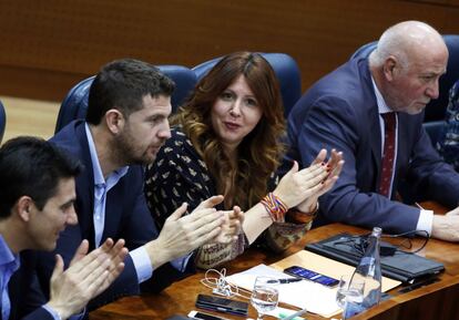 Eva Borox charla hoy en la Asamblea con diputados de su partido.