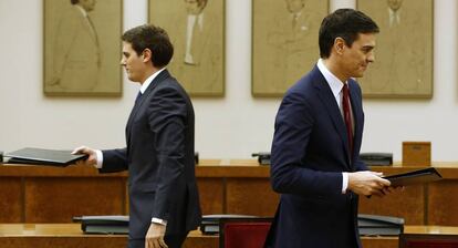 Pedro Sanchez y Albert Rivera tras la firma del pacto de Gobierno el pasado febrero.