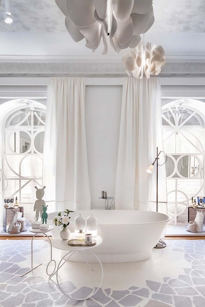 En los aseos ideados por SinMas Studio no es raro encontrar elementos propios de un salón, como lámparas decorativas u objetos de porcelana de Lladró.