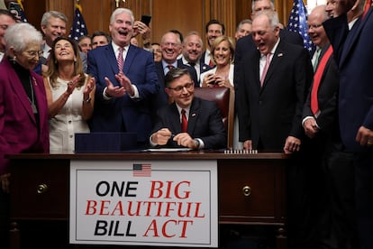 El presidente de la Cámara de Representantes, Mike Johnson, tras firmar la ley fiscal de Trump en el Capitolio, este jueves.