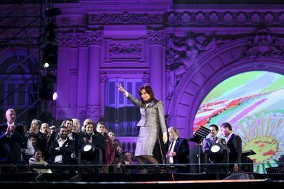 Cristina Fernández se ha mostrado emocionada en la celebración del 205 aniversario de la Revolución de Mayo.
