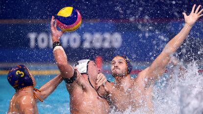 Tokyo 2020 Olympics - Water Polo - Men - Quarterfinal - USA v Spain - TWC - Tatsumi Water Polo Centre, Tokyo, Japan – August 4, 2021. Alex Obert of the United States and Alejandro Bustos Sanchez of Spain in action. REUTERS/Gonzalo Fuentes