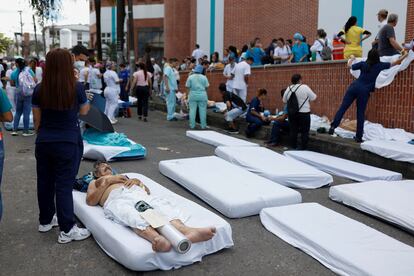 Pacientes de una clínica que fueron evacuados después del temblor en Villavicencio, Colombia.