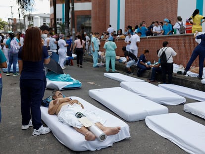 Pacientes de una clínica que fueron evacuados después del temblor en Villavicencio, Colombia.