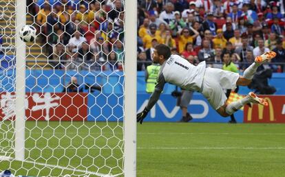 El portero australiano, Mathew Ryan, mira como entra el balón lanzado por el jugador de la selección francesa Paul Pogba, que marca el segundo gol de su equipo.