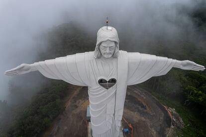 Vista de la estatua del mayor Cristo del mundo con 37,5 metros de altura, en la ciudad de Encantado (Brasil). La estatua del mayor Cristo del mundo fue erguida en el sur de Brasil y espera ser inaugurada, junto a un complejo turístico que está en fase de construcción, en el primer semestre de 2023.
