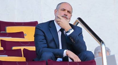 Andoni Zubizarreta en el palco del Camp Nou en un partido de Liga. 