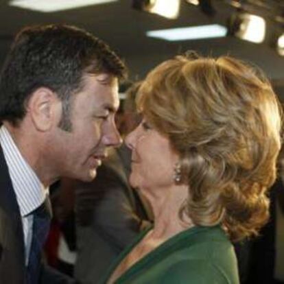 Tomás Gómez y Esperanza Aguirre, en la presentación del plan de Cercanías, en mayo de 2009.