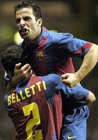 Giuly celebra el segundo gol azulgrana con un abrazo a su compañero Belletti.