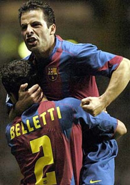 Giuly celebra el segundo gol azulgrana con un abrazo a su compañero Belletti.