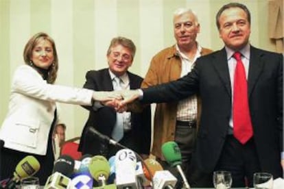 Pilar Sánchez y Pedro Pacheco se dan la mano tras firmar el pacto de gobierno en 2005.