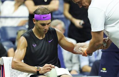 Nadal recibe un masaje durante el partido contra Schwartzman.