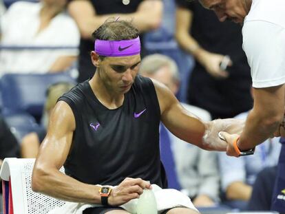 Nadal recibe un masaje durante el partido contra Schwartzman.