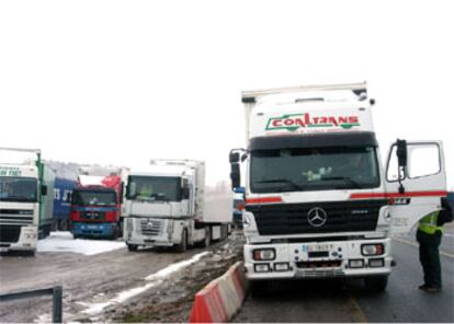 La frontera ha tenido que ser cerrada de nuevo por las nevadas caídas en el País Vasco.