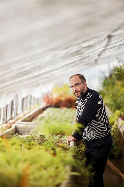 Lluis Alexandre Casanovas fotografiado en un invernadero.