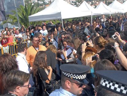 El actor Jamie Campbell (en el centro, de espaldas y de negro) firma autógrafos ayer en Sitges.