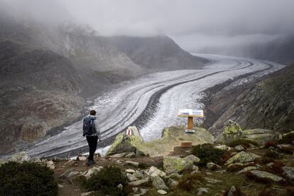 Un hombre camina junto al glaciar suizo Aletsch. Aletsch es una de las corrientes de hielo más grandes de Europa, el primer Patrimonio de la Humanidad de los Alpes de la Unesco.