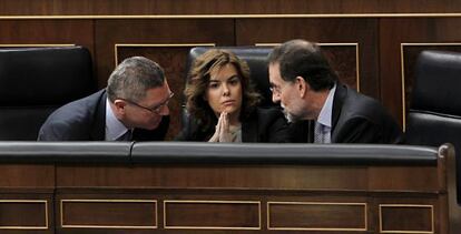 Ruiz Gallardón, Soraya Sáenz de Santamaría y Rajoy en el Congreso.