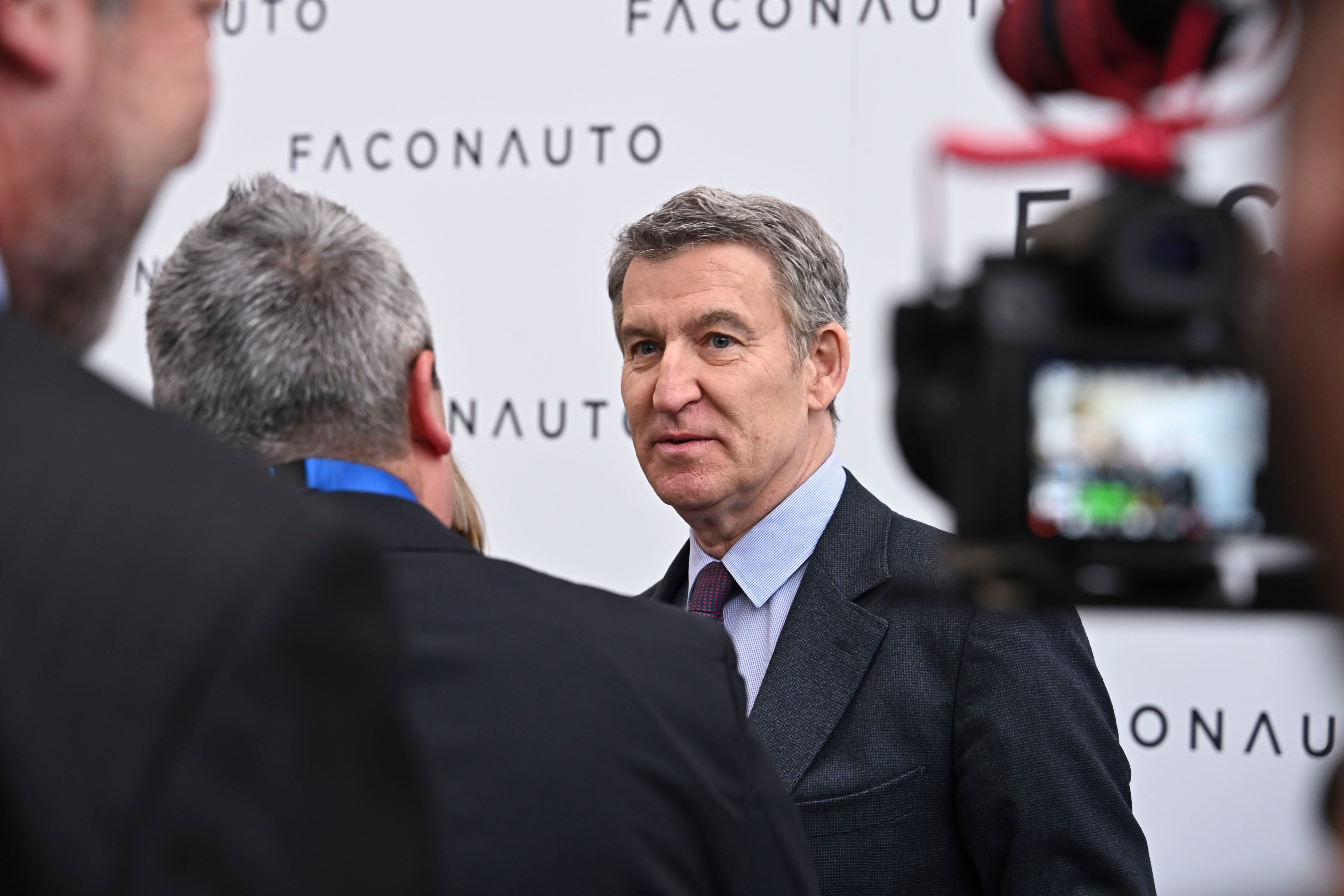 El PP y los concesionarios presionan al Gobierno para que apruebe ayudas al coche de combustión