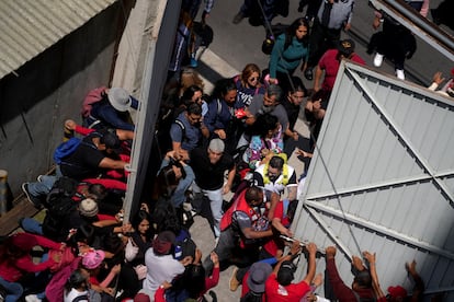 Varios integrantes de las secciones 9, 10, 11 y 60 de la CNTE han ingresado al edificio de la Autoridad Educativa Federal.
