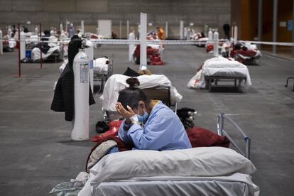 Con la ayuda del ejército se improvisó un centro hospitalario con 1.000 camas en las naves del recinto ferial madrileño, Ifema.