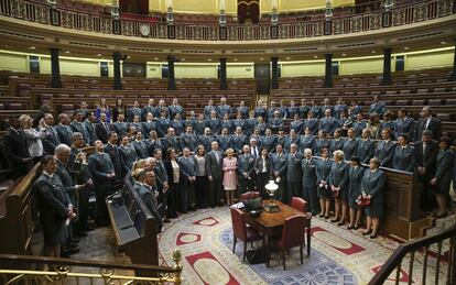 Formación de miembros de la Guardia Civil en el hemiciclo del Congreso de los diputados para celebrar el ingreso de las primeras mujeres en el cuerpo hace 25 años.