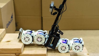 El prototipo de robot reconfigurable descrito este miércoles en 'Science Robotics'  sube unas escaleras durante un experimento.