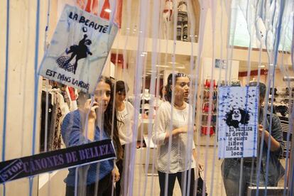 El aparador de una tienda del portal del Àngel tras el paso de las manifestantes