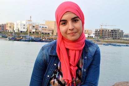 Una estudiante marroqu&iacute; con hijab color coral. Aunque cada vez m&aacute;s j&oacute;venes marroqu&iacute;es ingresan en la universidad para procurarse una formaci&oacute;n superior, la tasa de analfabetismo en las zonas rurales sigue siendo alarmante. El pa&iacute;s avanza a ritmos extremadamente dispares seg&uacute;n el territorio.