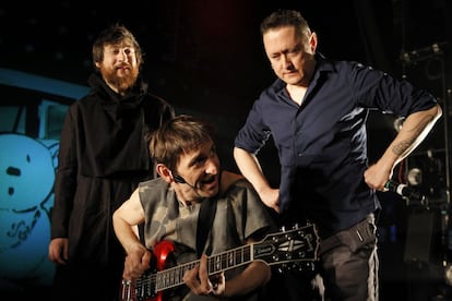 Albert Pla (c), Fermín Muguruza (d) y Raül Fernández "Refree" (i), durante la presentación de 'Guerra'.