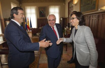 Cascos saluda a su antecesor, Álvarez-Areces, y a Rosa Aguilar.