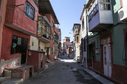 Una de las calles centrales del distrito de Basmane. Este barrio de de Izmir, en el oeste de Turquía, acoge a 300.000 migrantes sirios.