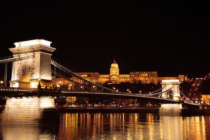 El Puente de las Cadenas y el Castillo de Buda ganan en belleza cuando cae la noche.