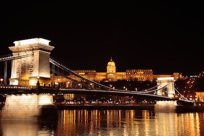 El Puente de las Cadenas y el Castillo de Buda ganan en belleza cuando cae la noche.