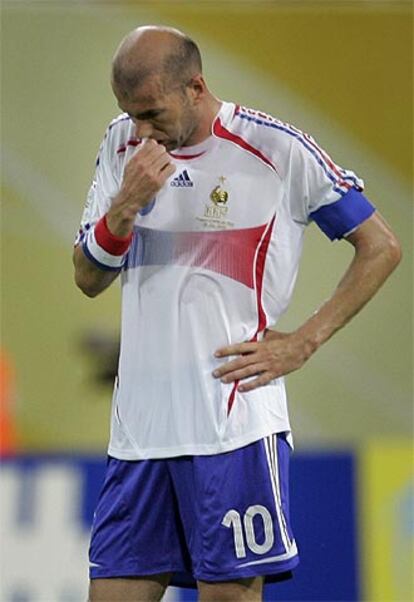Zidane, pensativo tras el empate ante Corea.