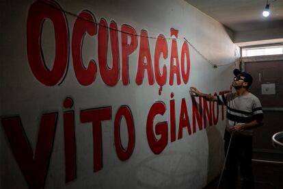 Don Paulo Virgílio, de 63 años y originario de Minas Gerais (región al norte de Río de Janeiro), es invidente. Vive en la ocupación Vito Giannotti, también en el barrio portuario de la ciudad. Está construida en un antiguo hotel abandonado desde hace más de 16 años y recuperado por sus actuales habitantes hace siete.  