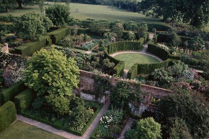 Así son los jardines del Castillo de Sissinghurst (Inglaterra) diseñados por Vita Sackville-West y su marido, Harold Nicolson.