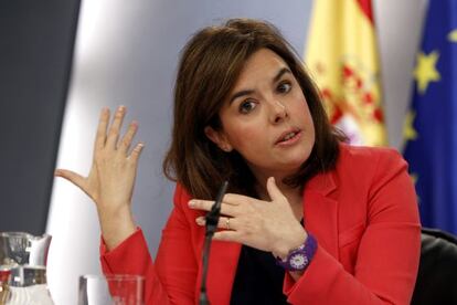 La vicepresidenta del Gobierno, Soraya Sáenz de Santamaría, durante la rueda de prensa posterior a la reunión del Consejo de Ministros.