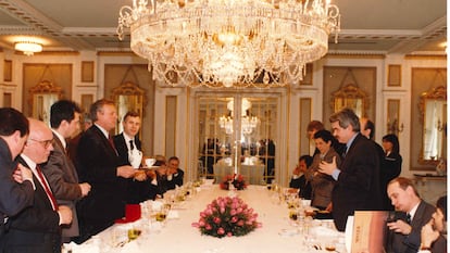 Vladimir Putin, sentado entre el exalcalde de Barcelona Pasqual Maragall y el concejal Albert Batlle.