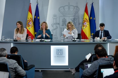 Rueda de prensa tras el Consejo de Ministros de este martes. De izquierda a derecha, la ministra de Transición Energética, Sara Aagesen; la portavoz del Gobierno, Pilar Alegría, la vicepresidenta segunda, Yolanda Díaz; y el ministro de Derechos Sociales, Pablo Bustinduy.
