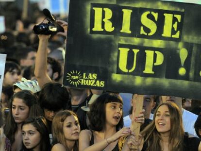 Varios indignados, durante la protesta de anoche en Madrid. 