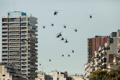 Helicópteros vuelan durante el aniversario de la independencia en Buenos Aires.