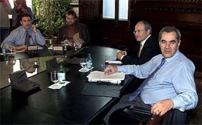 Las delegaciones de Esquerra (izquierda) y del PSC (derecha), durante las negociaciones de esta semana.