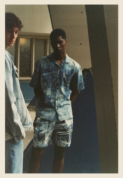 Camisa (25,99 euros) y pantalón con estampado paisley efecto tie-dye de Pull&Bear.
