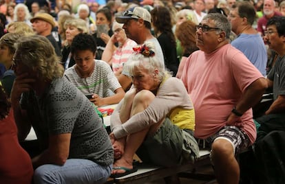 Reunión de la comunidad de Lailani Estates tras las erupciones del volcán Kilauea en la isla grande de Hawái el 7 de mayo de 2018. Las autoridades han confirmado que 26 casas han sido destruidas por lava en Leilani Estates. 