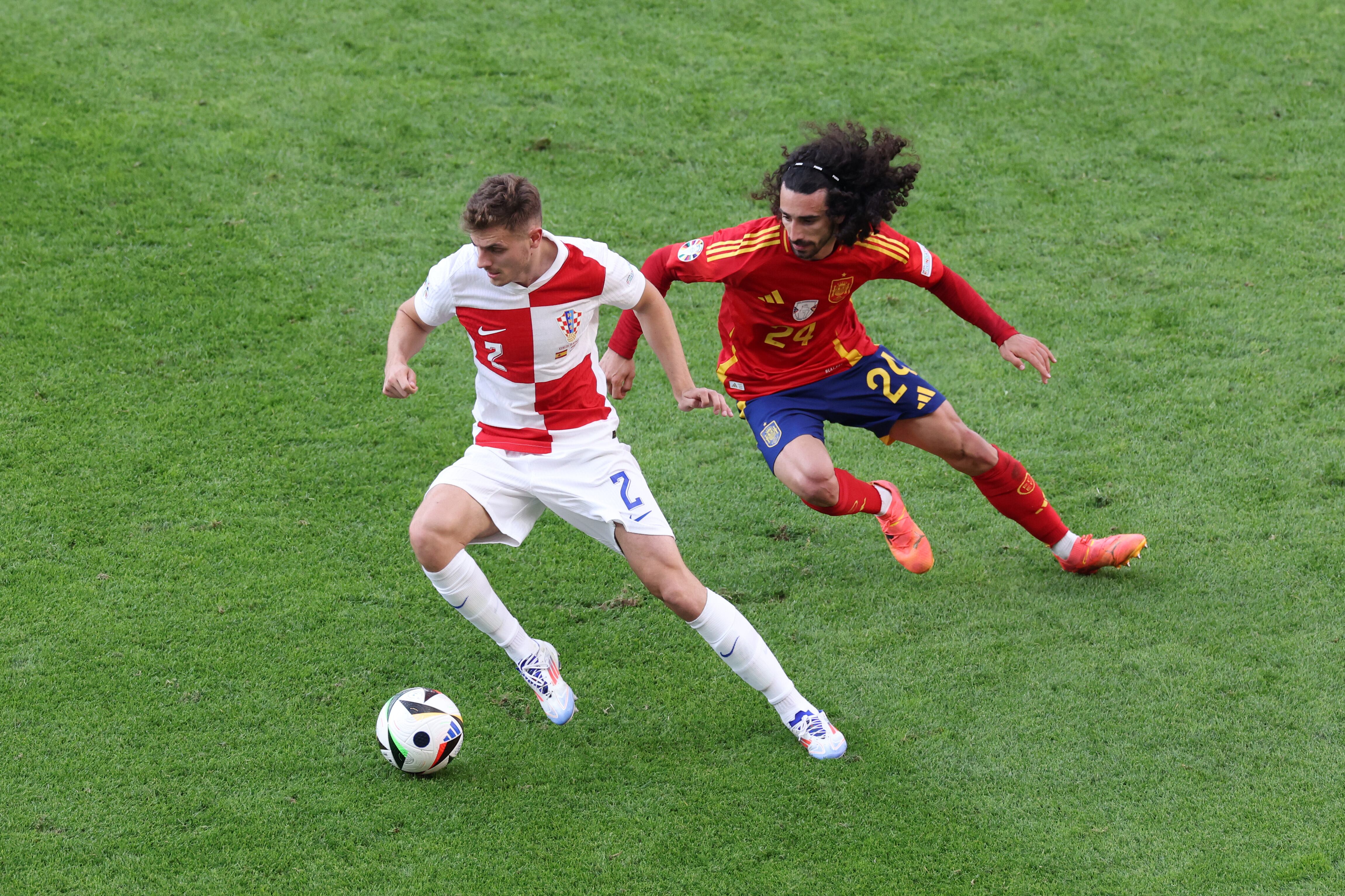 El croata Josip Stanisic se libra de Marc Cucurella en un momento del partido.