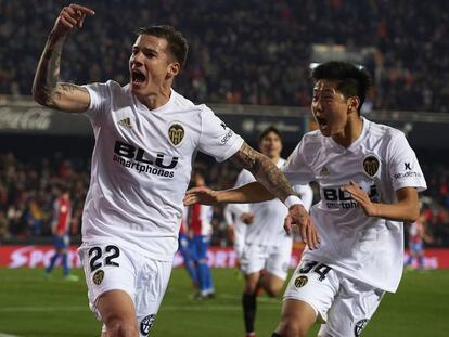 Santi Mina celebra un gol con Kangin Lee.