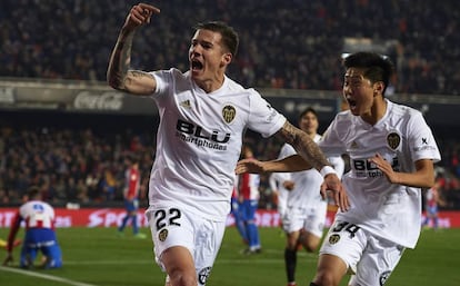 Santi Mina celebra un gol con Kangin Lee.